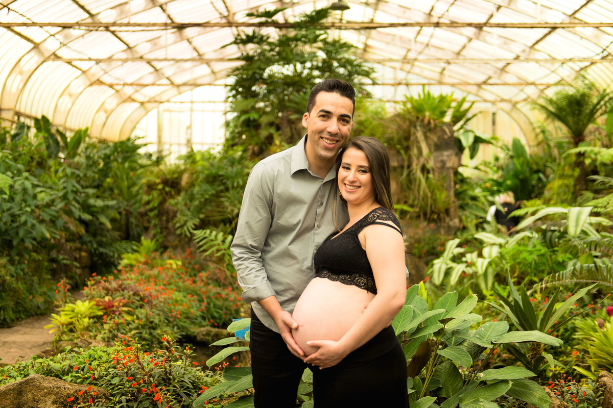 casal gestante abraçados no jardim botânico em são paulo